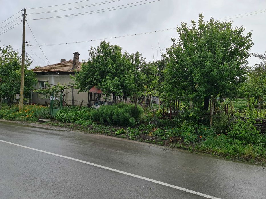 Продавам къща в кв. Бряг