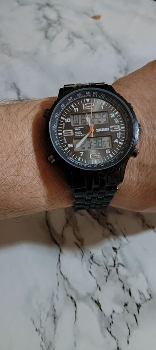 Часы модные наручные.