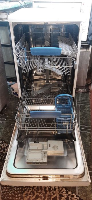 Съдомиялна Indesit (45 см) – Отлично състояние, работи перфектно
