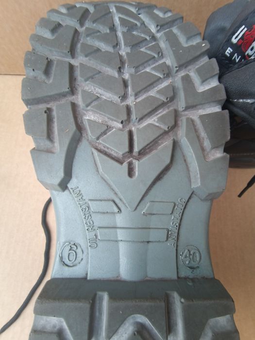 Продавам 3 Чифта Работни обувки  с метално бомбе