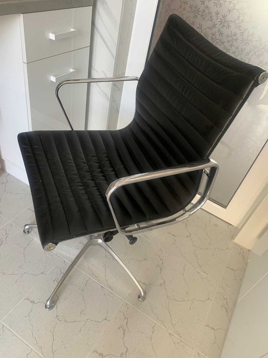 Продавам елегантен работен стол за бюро