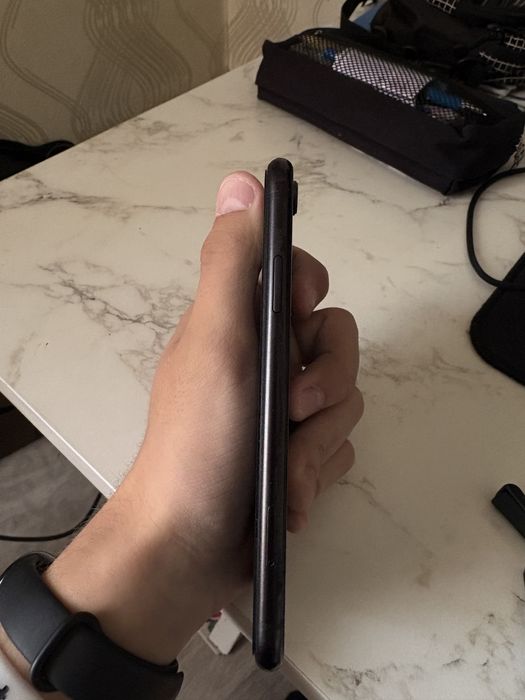 Черный Iphone Xr 64/78