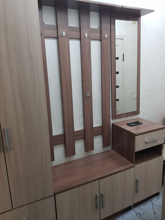 Прихожая, в коридор