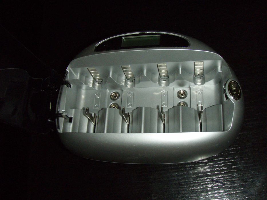 Incarcator universal acumulatori R3 R6 R14 R20 si 9V Energizer CHEUF