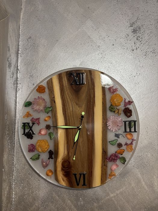 Стенен часовник .