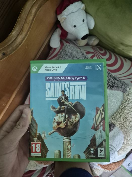 Vând XBOX ONE cu două controller și trei jocuri.