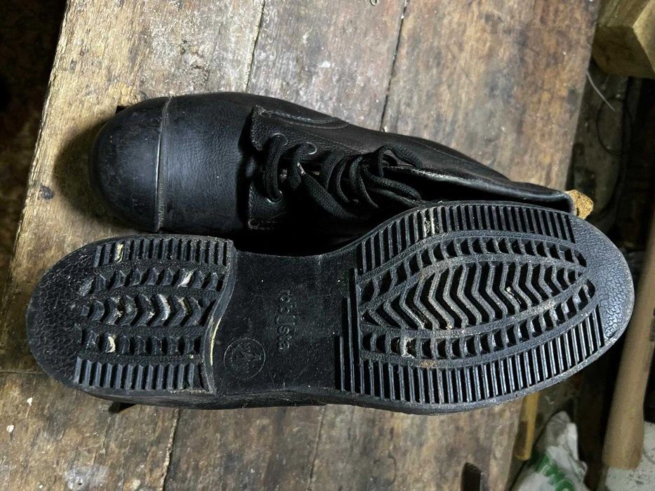 Vand bocanci lucru noi perioada comunista cu bombeu metalic.