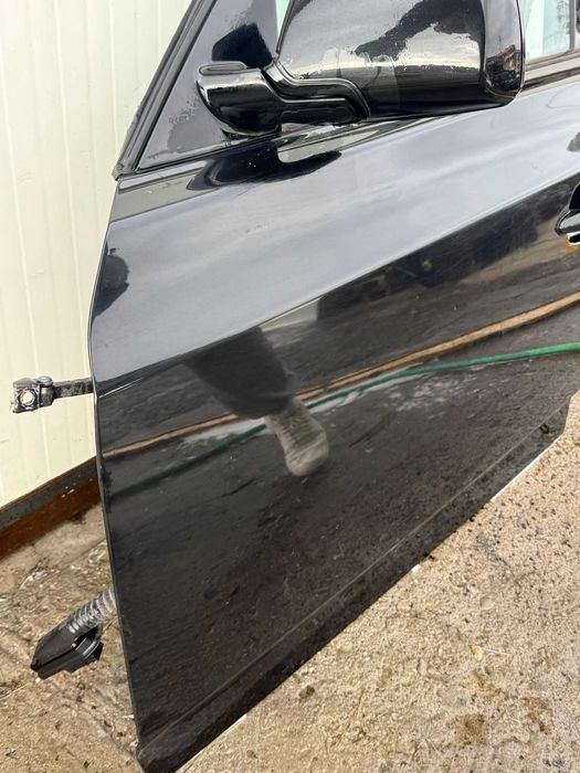 Usa stanga fata BMW X3 E83 pe negru cu mic defect