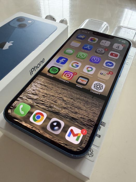 iPhone 13 + AirPods 1 + оригинални зарядно и кабел
