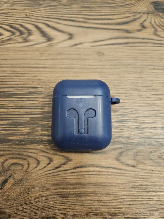 Airpods 1, с чехлом из силикона.