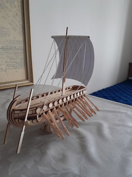 Деревянный парусник сувенир