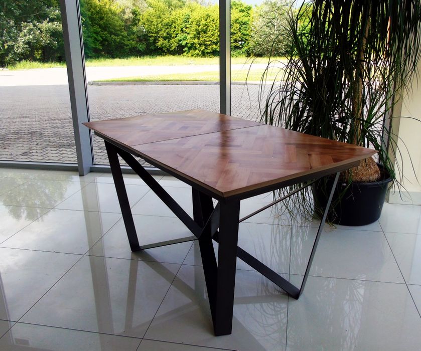 Трапезна маса с плот от дъб и метална основа