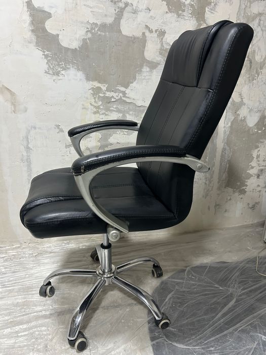 Добротное кресло офисное стул