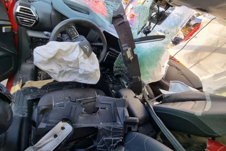 jante aliaj R17 pompa benzina rezervor plutitor carcasa filtru ulei plafoniera spira volan torpedou  Citroen C4 3 , an 2021, motor 1.2 benzina, 130cp, cod motor HN05 Dezmembrez piese