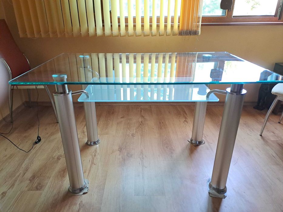 Трапезна  маса стъклена