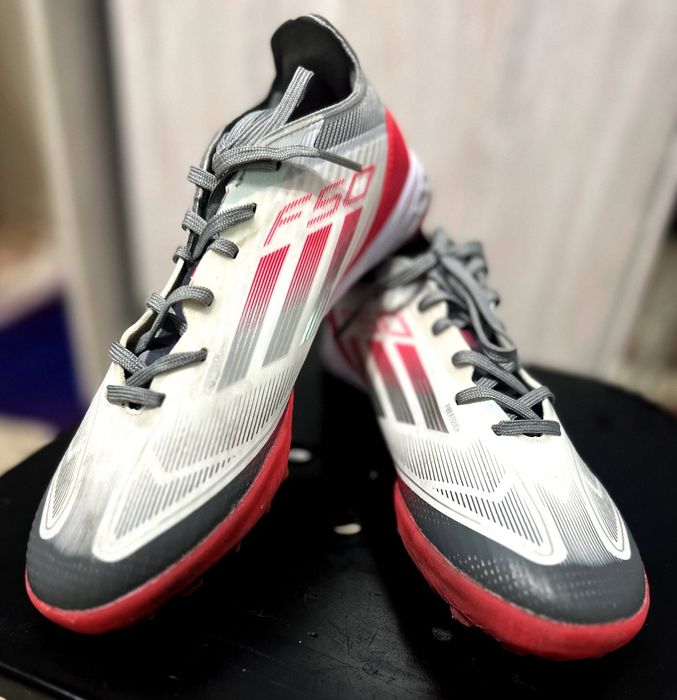 Продается  Футбольные сороконожки Adidas F50 TF