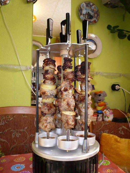 Электрошашлычница " Таврия " с вращающимися шампурами  1989 г .СССР.