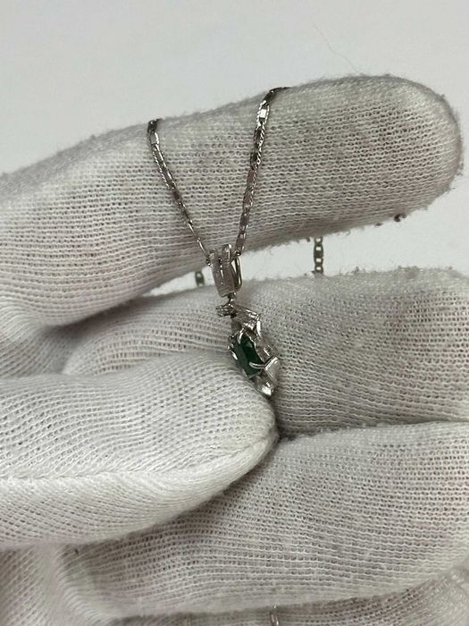 LANT + PANDANTIV AUR alb 18K + Smarald = 0.50CT + 1 Diamant - 3.8g. !