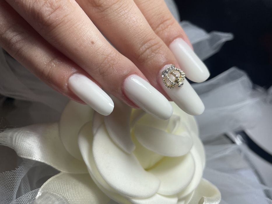 Realizez manichiura-pedichiura  gel și semi