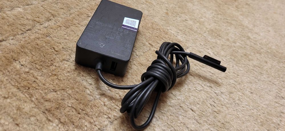 Microsoft Surface, Model 1800, 15V 2.58A fuctional