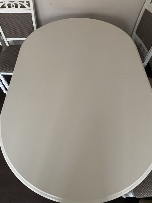 Продам стол и 6 стульев.