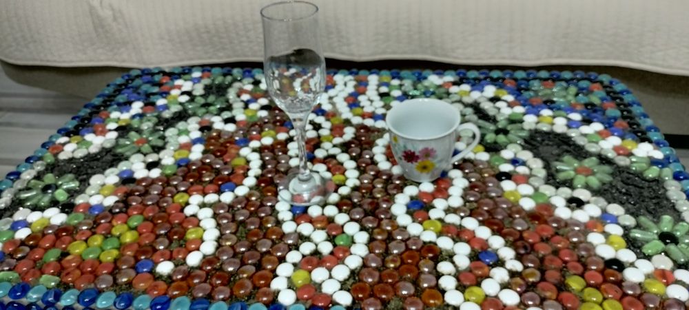 Masă de cafea cu pietre decorative handmade