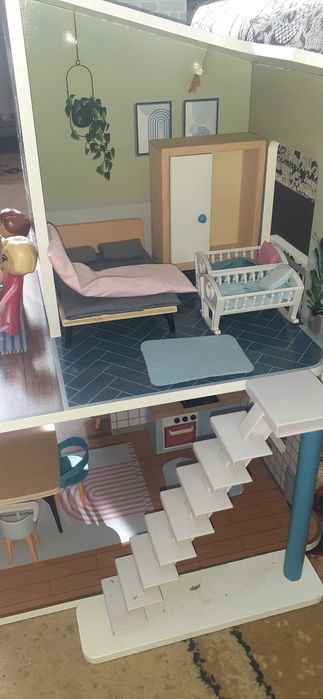 Casă de păpuși din lemn – set complet cu mobilier și figurine