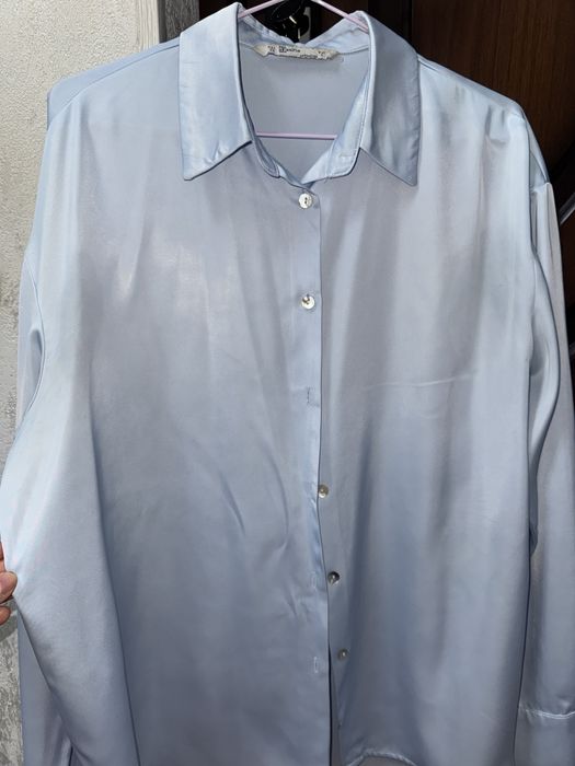 Атласная нежно-голубая блузка на пуговицах