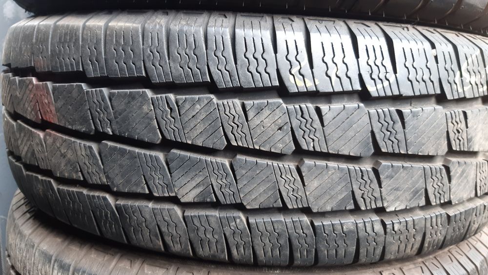 2 anvelope 215/65r16c  preț 220 lei bucata