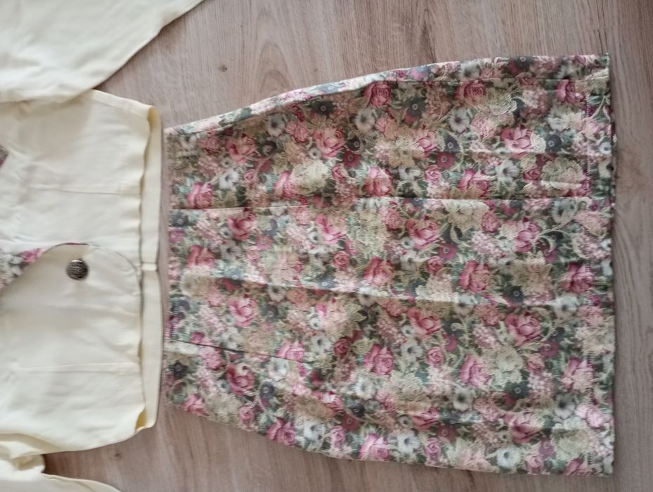 Compleu format din bluză cu garnitură florală de mătase și fustă .