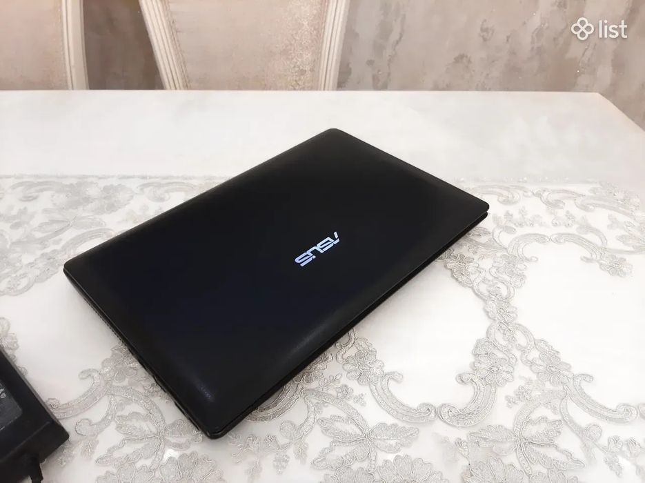 Laptop Asus la 300 de Lei