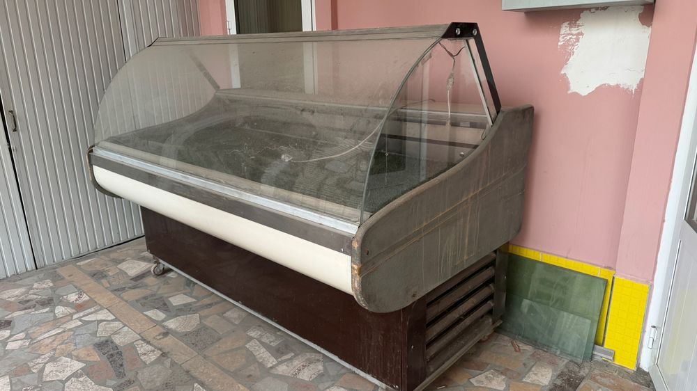 Vitrina xolodilnik srochno sotiladi