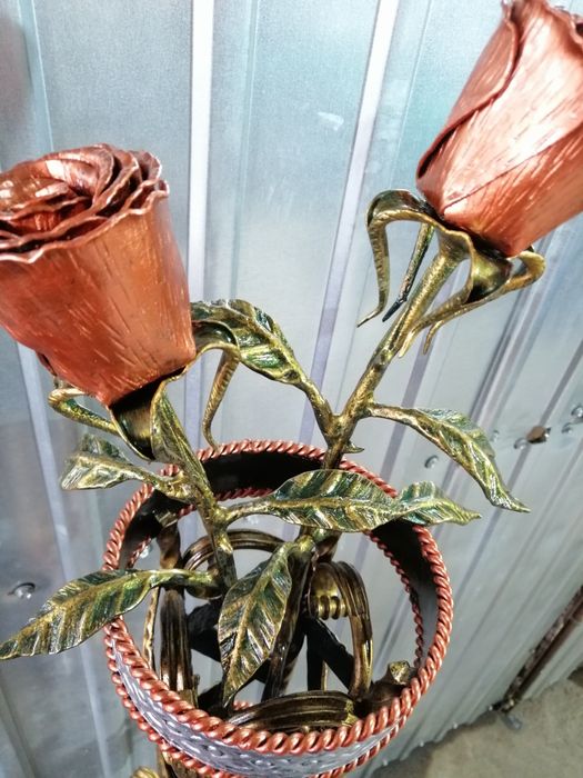 Кованая ваза с розами