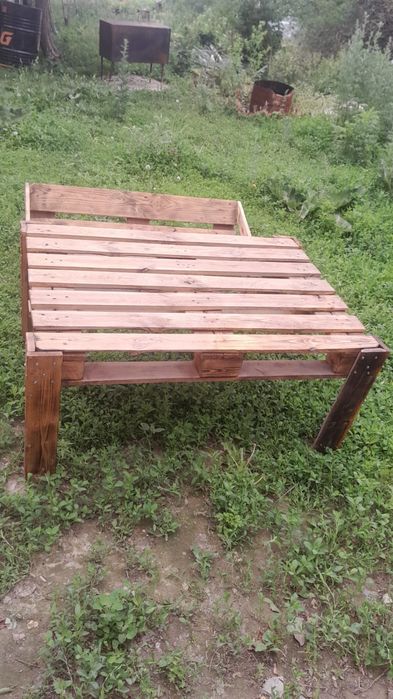 Продаются деревянные стол и стулья!