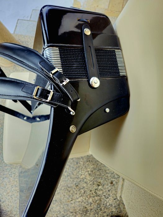 Vând acordeon Parrot cu 80 basi negru