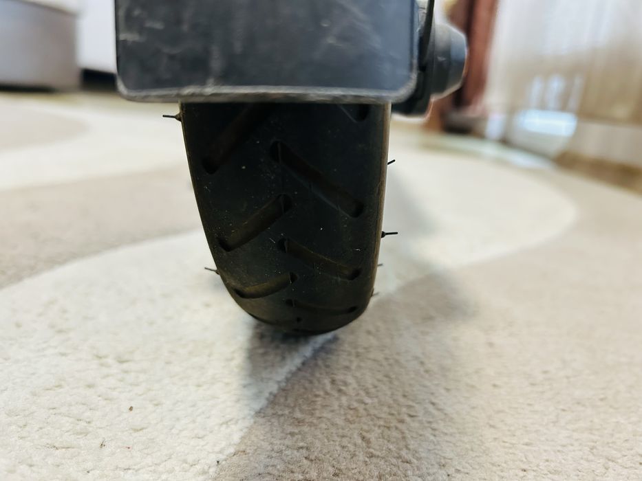 Електрически скутер - тротинетка Xiaomi Mi Electric Scooter Essential