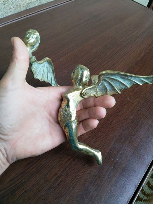 Масивни месингови фигури на ангели