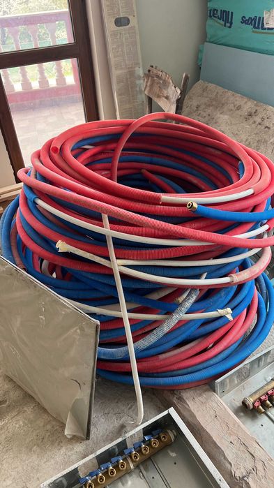 Колекторни кутии с колектори и многослойни тръби (PEX-AL-PEX) за отоплителна инсталация с радиатори