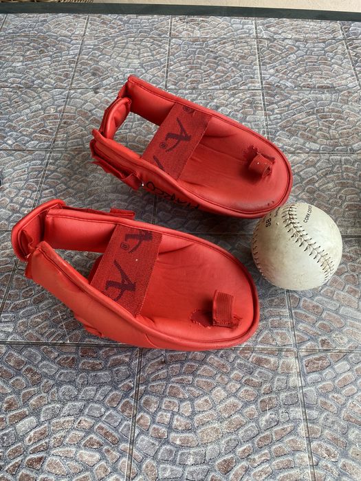 Minge baseball ; aparători picioare sport contact ;  Cort o persoană; sac de dormit puf