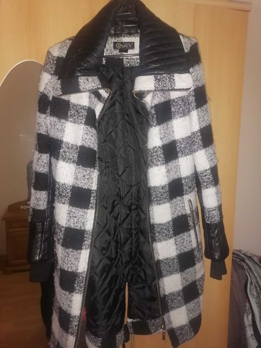 Дамско палто с кожена яка