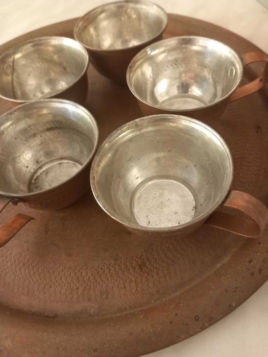 Медни чаши с меден поднос