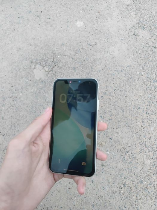 Xiaomi Mi 11 Ultra и iPhone 11 белый