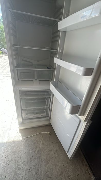 Холодильник Indesit с морозильником срочно торг