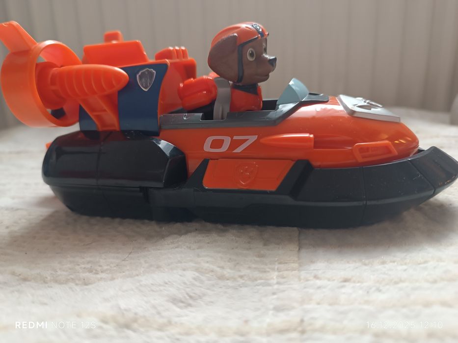 Figurina și barca Zuma Patrula Catelusilor