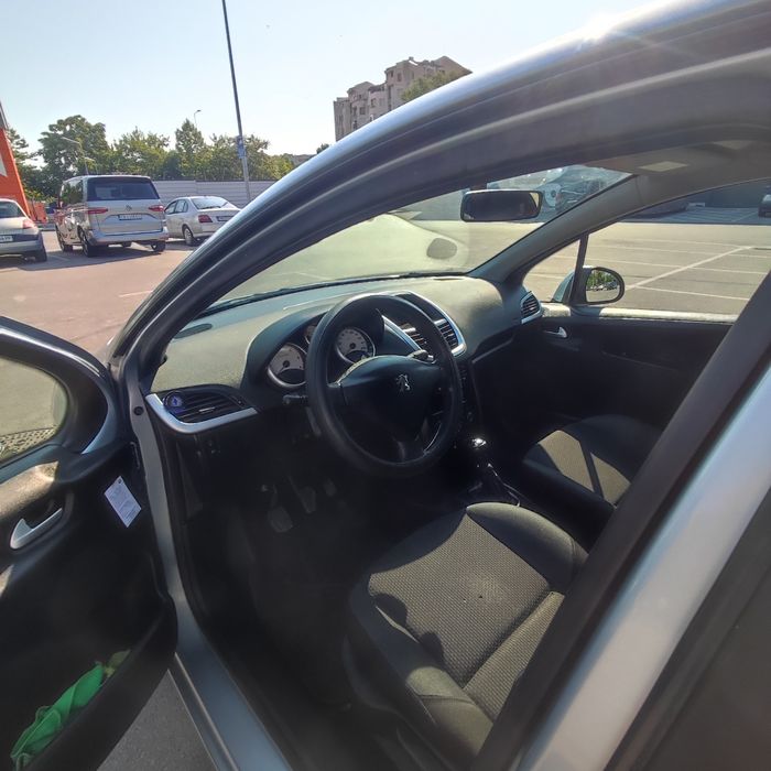 Продавам Пежо 207