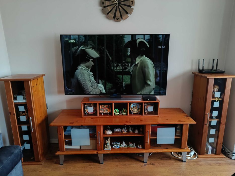 Шкаф от естествено дърво