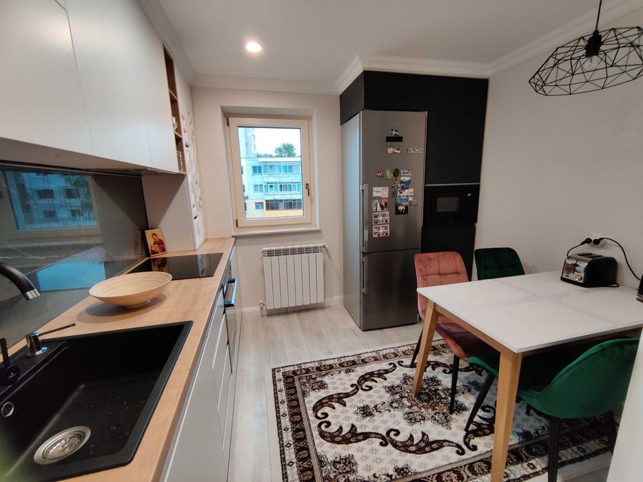 Inchiriez apartament 3 camere zona centrala Policlinica Areni mobilat