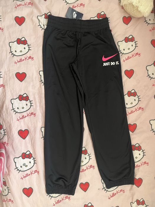 Продава се оригинален анцуг Nike за момичета – чисто нов с етикет!