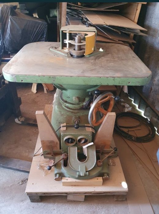 Freza pentru lemn cu dispozitiv pentru profil curbat