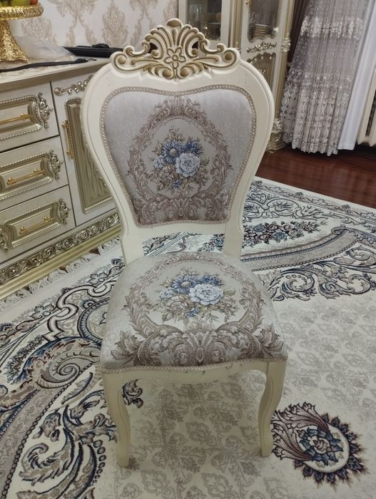 Стол стулья для гостинной